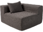Dunkelgraues Ecksofa mit Rückenkissen.