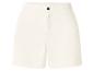 Cremefarbene Damenshorts mit elastischem Bund und schwarzem Knopf.