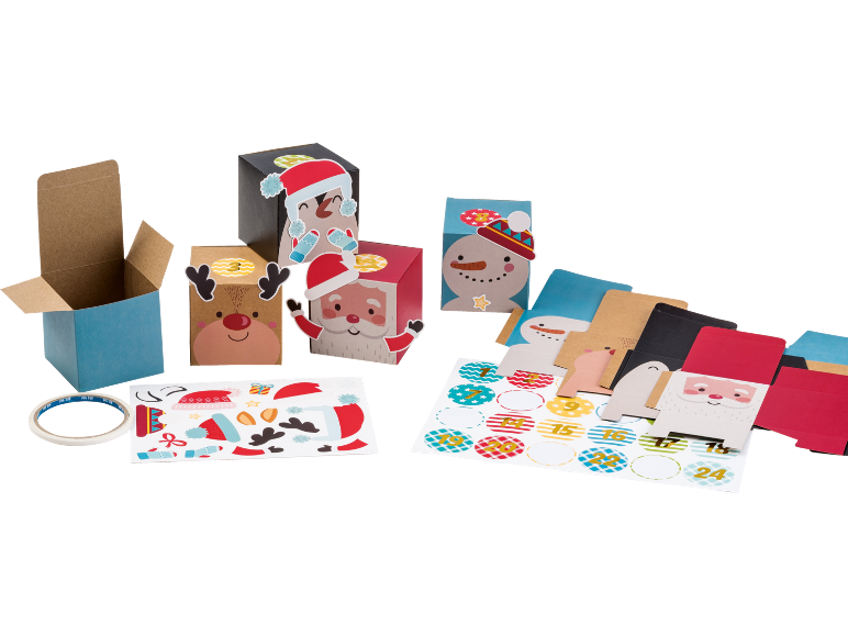 Adventskalender-Bastelset mit Boxen, Aufklebern und Klebeband im Weihnachtsthema.