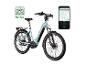 Blaugrünes E-Bike mit Fahrrad-App und Karte auf einem Smartphone.