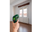 Hand hält ein Infrarot-Thermometer, das auf ein Fenster zeigt und 23°C anzeigt.