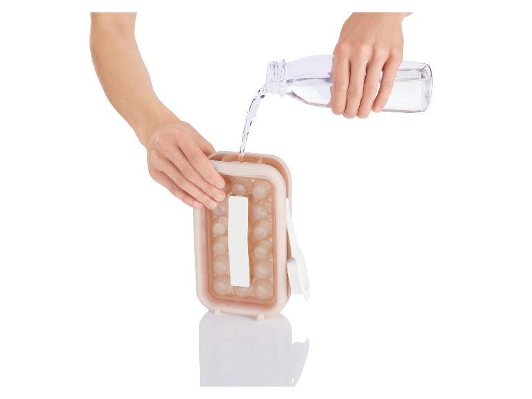 Wasser wird in eine Eiswürfelform gefüllt.