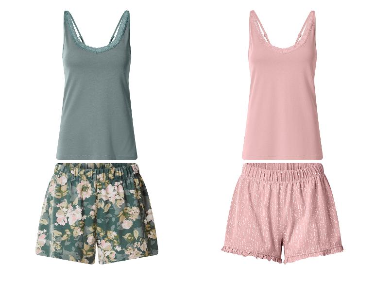Zwei Damen-Pyjama-Sets mit Camisole-Tops und Shorts, eines floral grün und eines rosa.