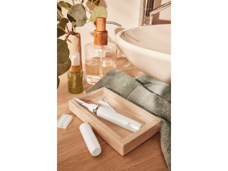 Cien Beauty Gesichtshaarentferner und andere Badutensilien.