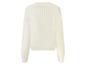Weißer Strickpullover mit Zopfmuster und langen Ärmeln.