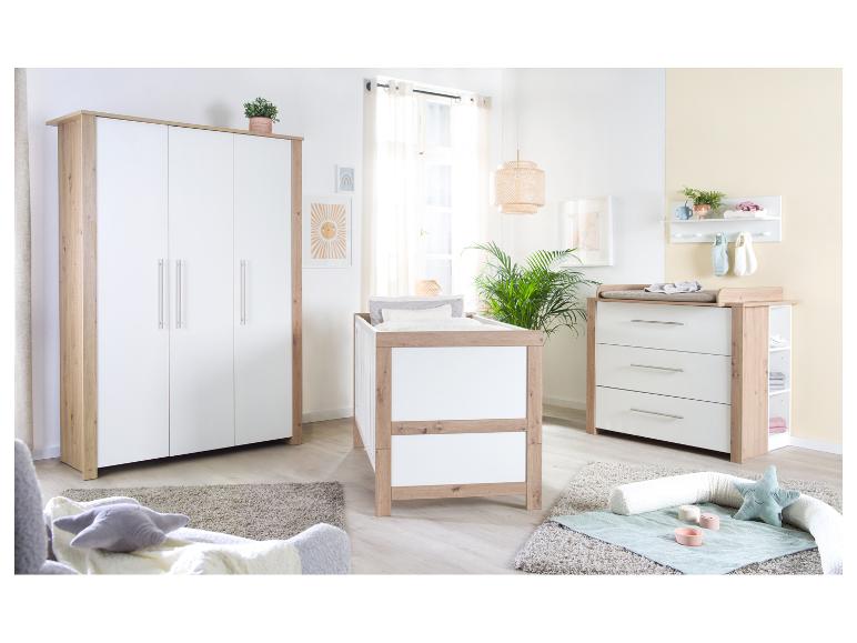Modernes Babyzimmer mit Kleiderschrank, Babybett und Wickelkommode in Holz und Weiß.