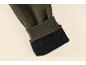 Nahaufnahme eines olivgrünen Ärmelbündchens mit warmem, schwarzem Fleece-Futter.