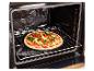 Gemüse-Pizza auf einem Backblech in einem offenen Ofen.