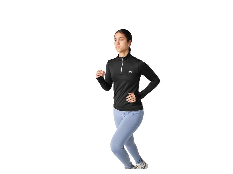 Frau läuft in blauen Leggings und schwarzem Reißverschlussoberteil.