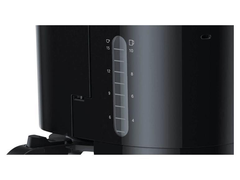 Nahaufnahme des Wassertanks einer Kaffeemaschine mit einer Messskala für 15 Tassen.