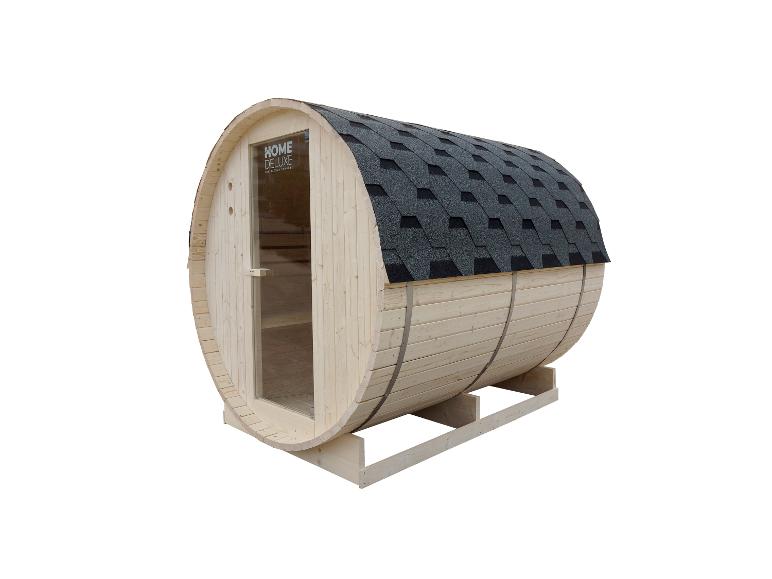 Home Deluxe Holzfasssauna mit dunklem Schindeldach und Glastür.