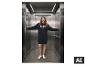 Frau in ESMARA® Damen Sweatkleid mit dem Text „PARIS AIMÉE“ in einem Aufzug. [KI-generiertes Bild]