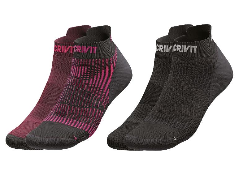 Zwei Paar Crivit Sportsocken, ein Paar schwarz und ein Paar dunkelrot mit pinkfarbenen Akzenten.