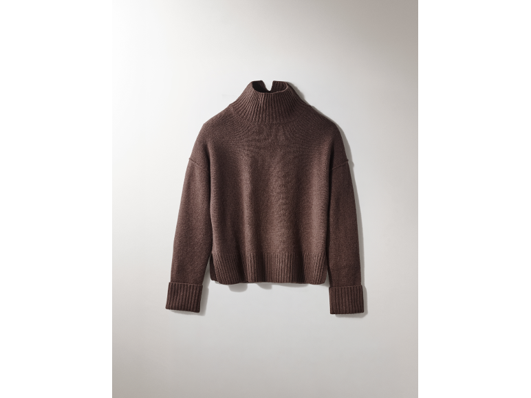 Brauner Strick-Rollkragenpullover mit gerippten Bündchen und Saum