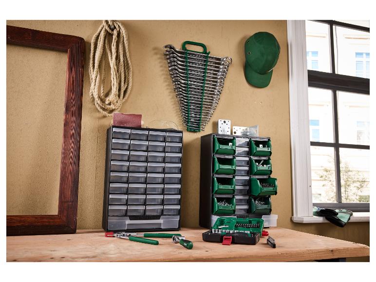 Werkzeugaufbewahrung mit Schubladen und Behältern, Schraubenschlüssel und Werkzeuge auf Holztisch.