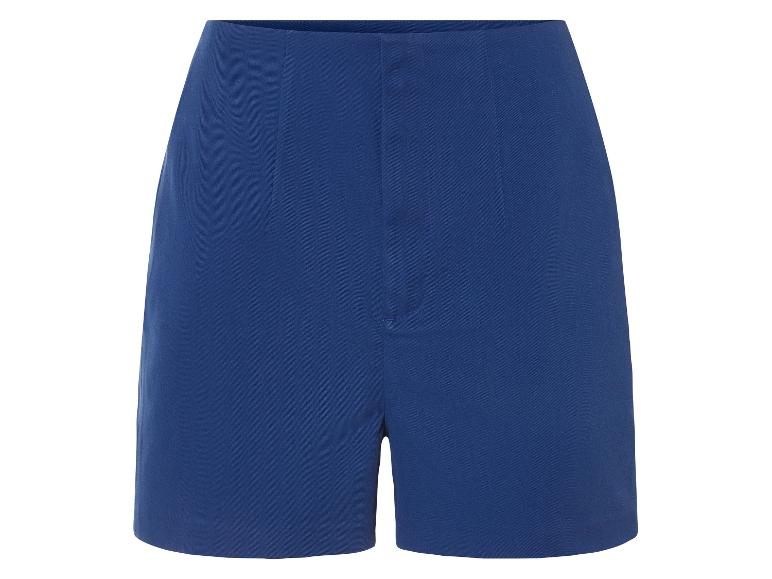 Marineblaue Shorts, klassischer Schnitt.