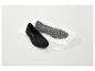 Schwarze Damen-Ballerinas mit einem weißen Netzbeutel.