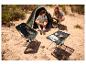 Paar beim Camping mit Zelt, Klappstuhl und Campingtisch.