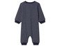 Ein gestreiftes Baby-Overall mit langen Ärmeln.