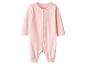 Rosa Baby-Strampler mit langen Ärmeln und Knöpfen vorne.