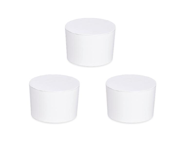 Drei weiße zylindrische Behälter auf weißem Hintergrund.