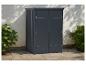 Dunkelgrauer Gartenschrank mit Doppeltüren auf einer Terrasse mit Pflanzen und Schatten.