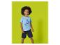 Junge in hellblauem T-Shirt mit Bootsmotiv und dunkelblauen Shorts.