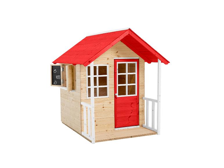 Holzspielhaus mit rotem Dach und Tür, sowie einer kleinen Veranda.