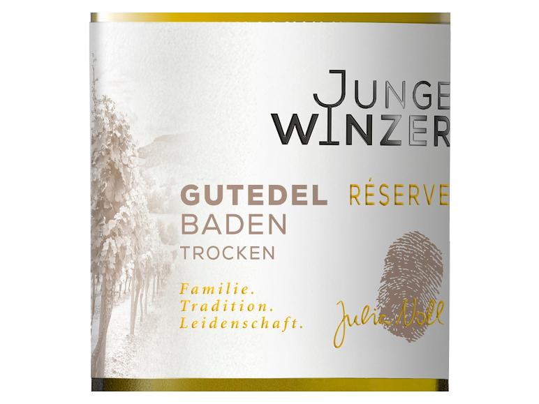 Weißes Weinetikett mit dem Text „Junge Winzer Gutedel Baden Trocken“ und einem Weinbergbild.