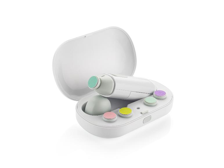 Ein weißes elektrisches Maniküre-Set mit verschiedenen Aufsätzen.