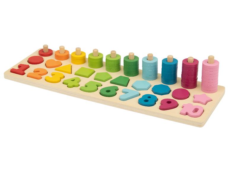 Holzspielzeug mit bunten Ringen, Zahlen und Formen zum Sortieren.