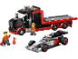 Spielzeug-LKW und Rennwagen mit zwei Minifiguren, eine hält einen Schraubenschlüssel.