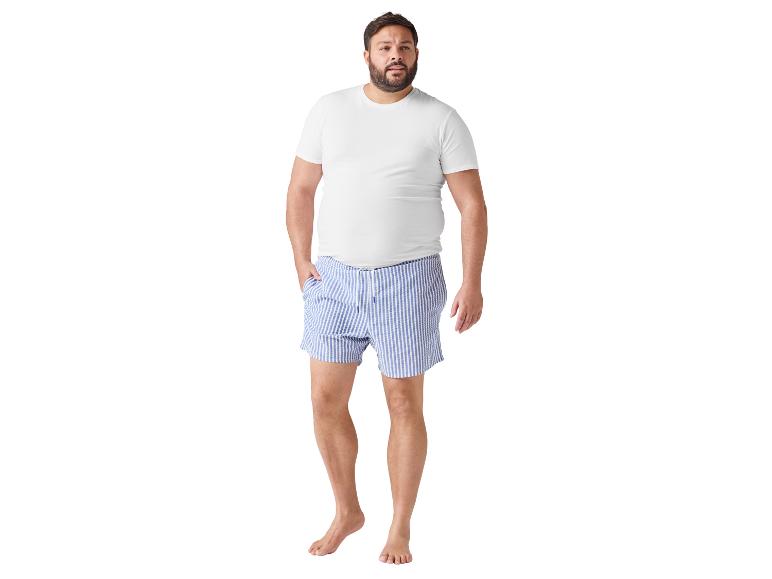 Weißes T-Shirt und blau gestreifte Shorts für Herren.