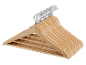 Ein Stapel heller Holzkleiderbügel mit Metallhaken, diagonal angeordnet.