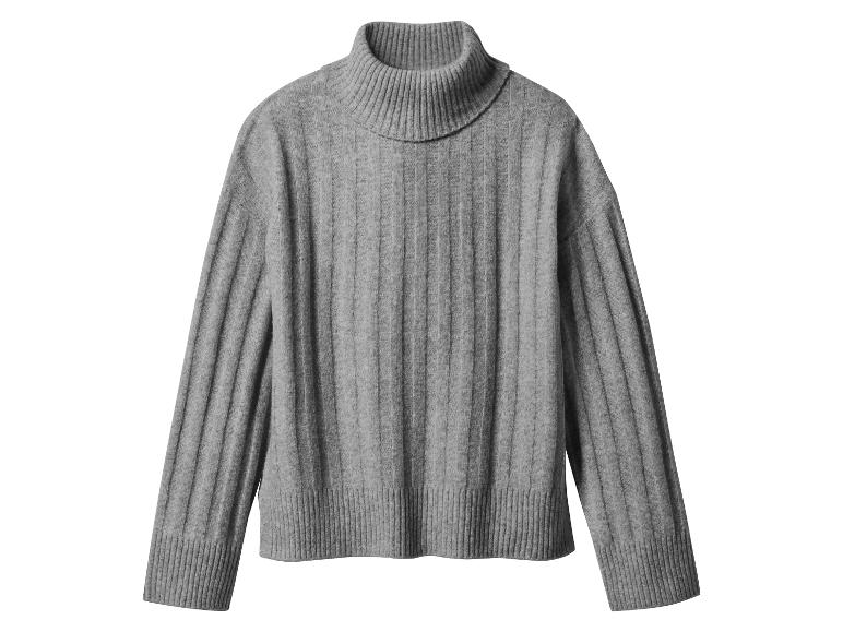 Grauer Rollkragenpullover mit vertikalen Rippen.