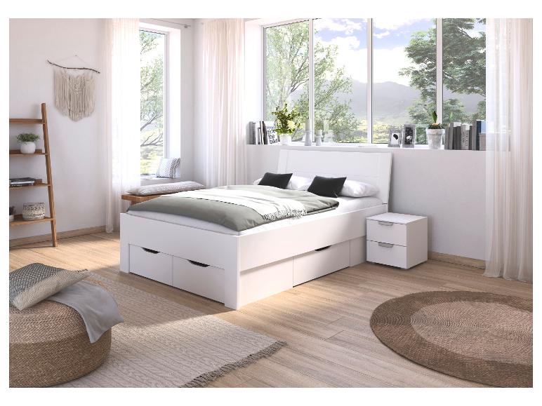 Weißes Bett mit Schubladen, Nachttisch und Holzleiterregal in einem hellen Schlafzimmer.