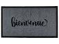 Graue Fußmatte mit der Aufschrift „bienvenue“