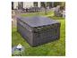 HOME DELUXE Outdoor-Whirlpool Black Marble mit geschlossener Abdeckung auf dem Rasen.