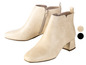 Beige Stiefeletten mit Reißverschluss.