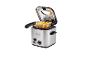 Tischfritteuse aus Edelstahl mit Pommes Frites und offenem Deckel.