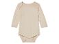 Beige Baby-Body mit langen Ärmeln.