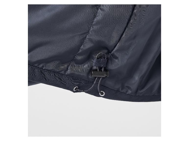 Detail einer marineblauen Jacke mit verstellbarem Kordelzug am Saum.