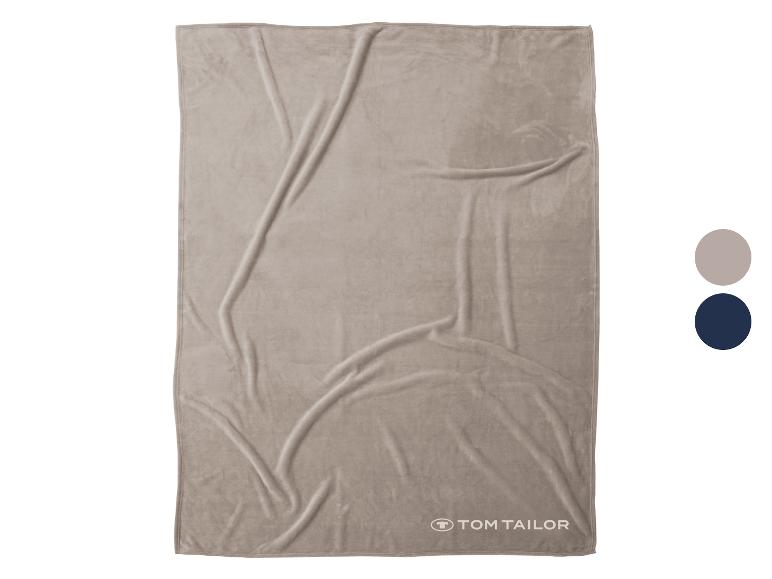 Beige Fleecedecke mit Logo unten rechts und zwei Farbmustern