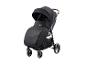Schwarzer Kinderwagen mit braunem Griff und großen Rädern.