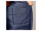 Eine blaue Winterjacke mit einer Tasche auf der Brust.
