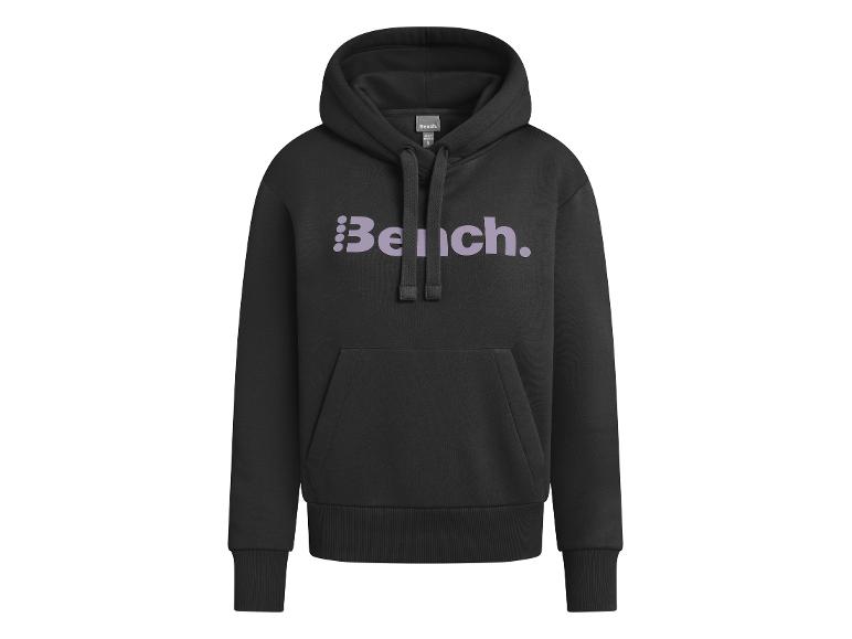 Schwarzer Bench Hoodie mit lila Logo und Kordelzügen.