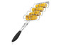Gegrillter Mais in einem Grillrost mit schwarzem Griff.
