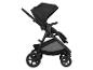 Schwarzer Kinderwagen mit Verdeck und Netzkorb, von der Seite gesehen.