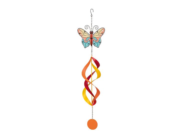 Gartendekoration mit Schmetterling und warmfarbiger Spirale