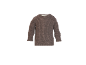 Brauner Pullover mit Knöpfen an der Schulter und umgeschlagenen Ärmeln.